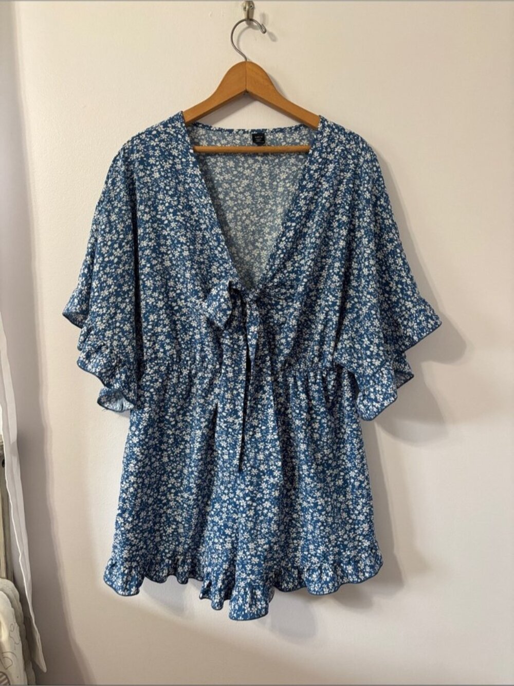 SHEIN Blue Floral Tie-Front Romper with Flutter Sleeves